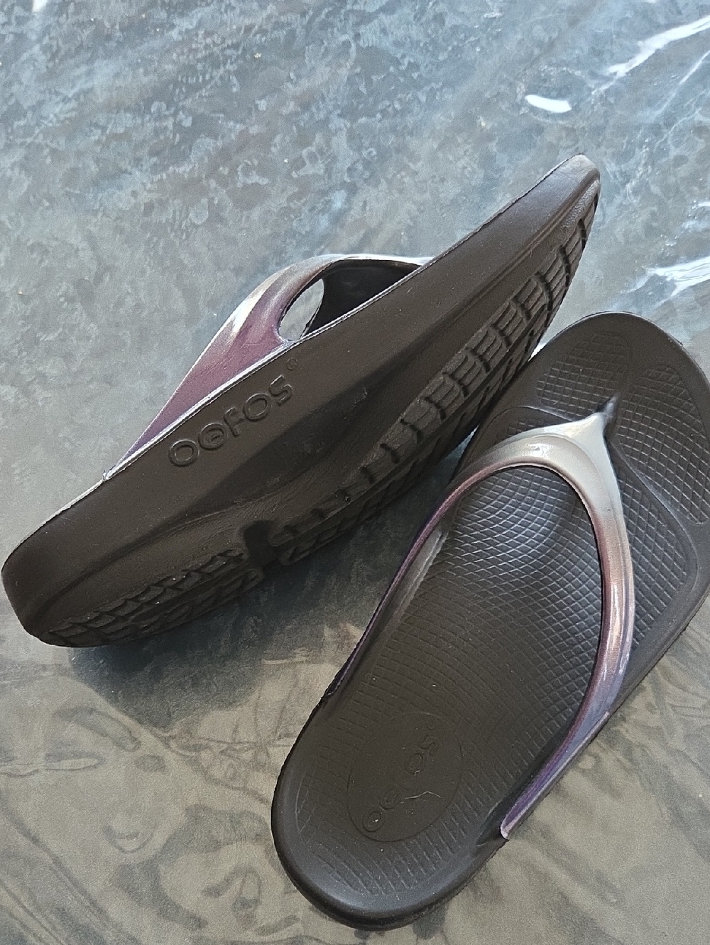 OOFOS Women's OOlala Flip-Flops in Black with Iridescent Purple Strap